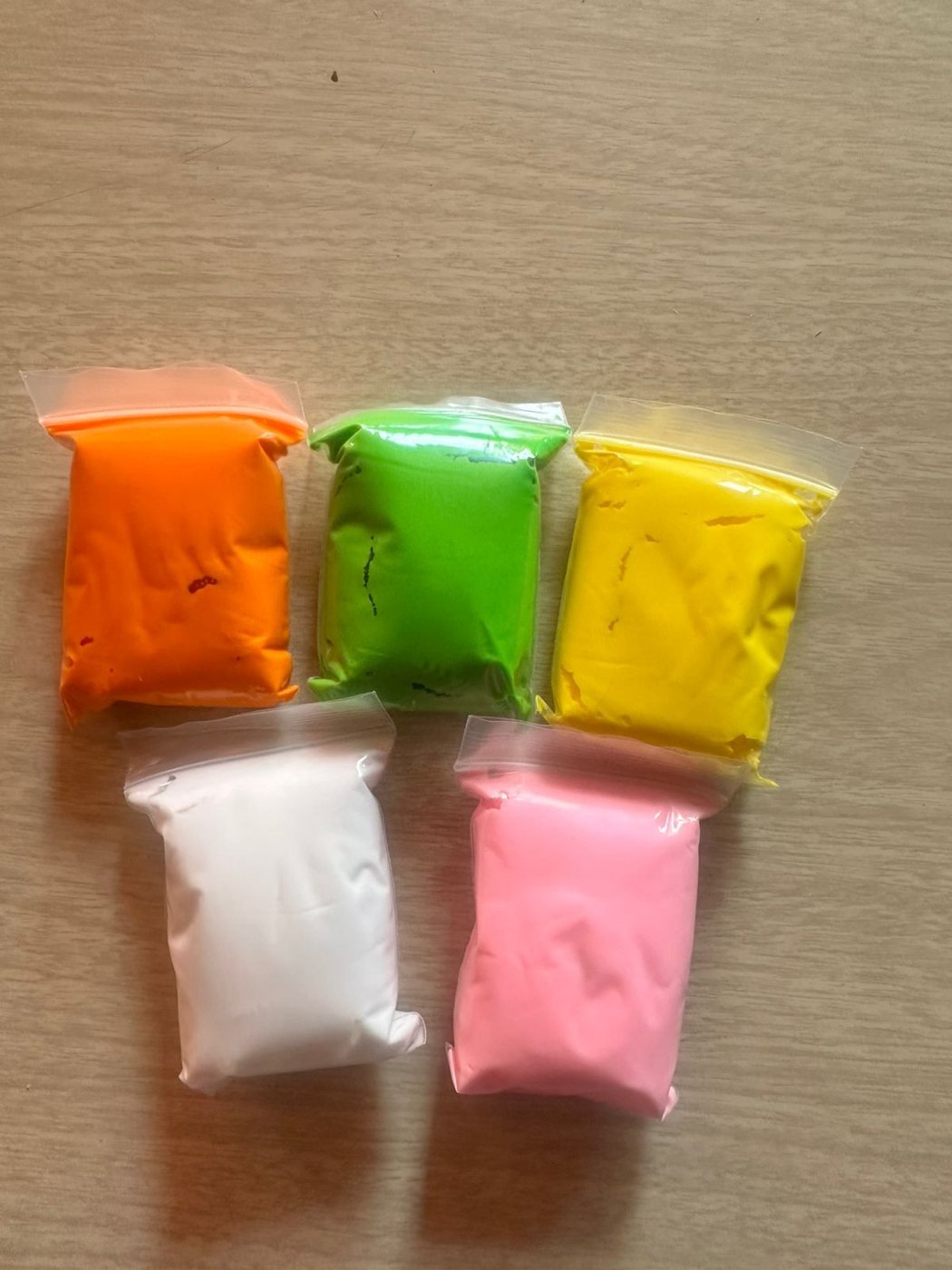 Plastilina en bolsitas de colores