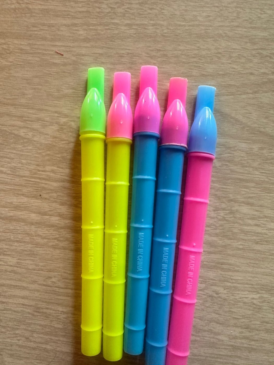 Plumones de colores surtidos